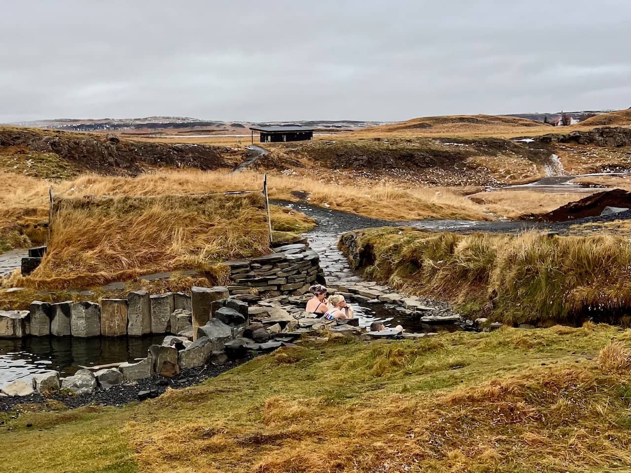 Hrunalaug hot pool in Flúðir overzicht landschap