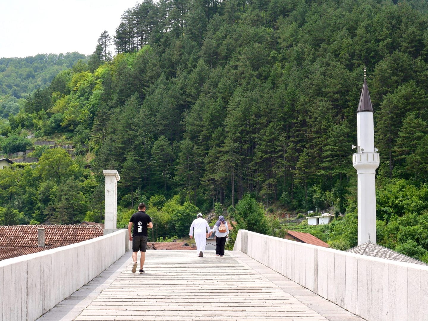 De brug oversteken in Konjic