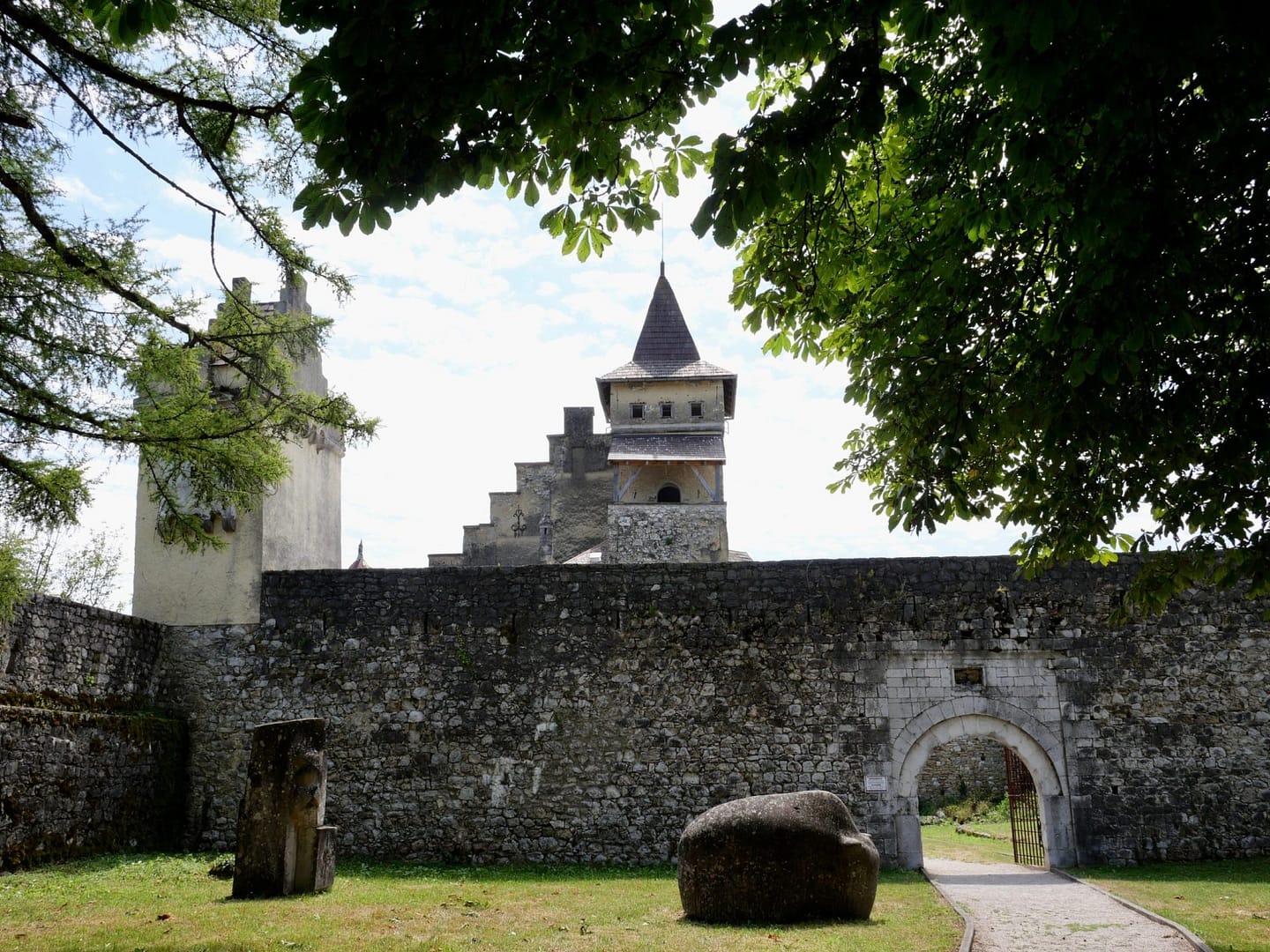 poort naar Urbex locatie kasteel Ostrožac