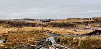 Hrunalaug hot pool in Flúðir overzicht landschap