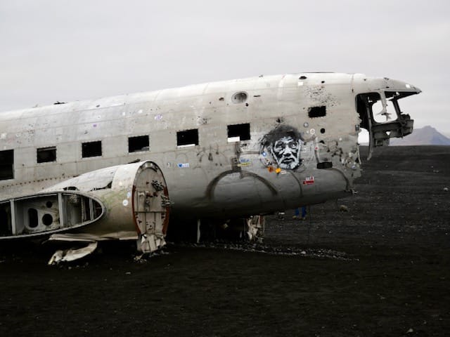 Vliegtuig wrak Sólheimasandur in IJsland graffitiy